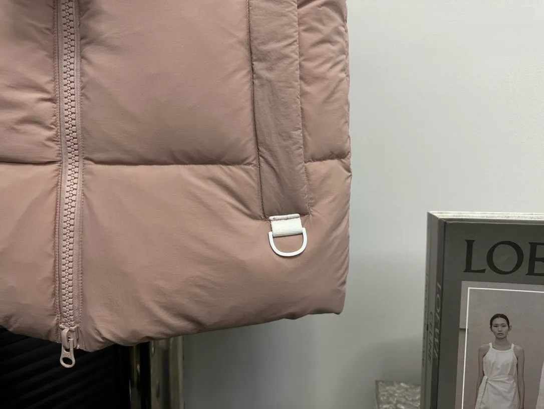 P490 【CANADA GOOSE】PASTELS white label series down vest. The white label series is a capsule limited series and the most popular PASTELS series this year. The chest labels are all white badges with pure silicone texture. The pattern has a strong contrast between concave and convex. The topographic map of Canada on the badge is lifelike. The plastic material used for currency logos on the market is very hard to the touch! Our original independent order accessories are all one-to-one customized original accessories. The imported YKK zippers have correct teeth, while the teeth of the fake zippers are very thick. The zipper webbing logo is printed with 3M fluorescent printing, and the original custom-made washable label. The placket webbing and wiring details are all restored to the original ones. Size: XS S M L XL XXL